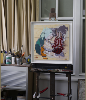 Vu de l'œuvre posé dans l'atelier sur le support de travail, face à la lumière.