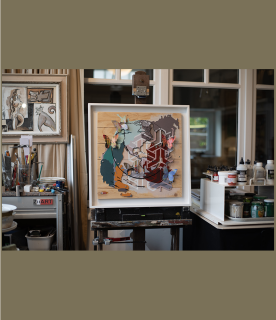 Vu général de l'atelier du peintre et de son œuvre.