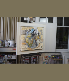 Une vue de côté de l'œuvre dans l'atelier.