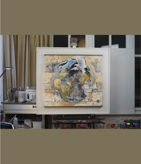 Vue sur l'atelier, les pinceaux et la peinture.