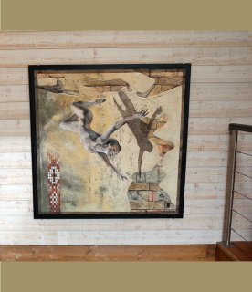 Le tableau exposé sur mur en bois clair.