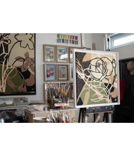 Vue de la peinture avec un cadre sur le chevalet.