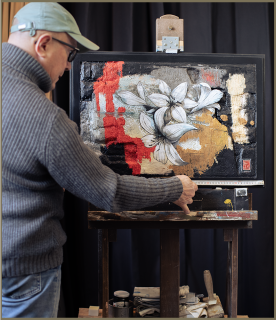 l'artiste présente la toile et mesure l'œuvre dans l'atelier.