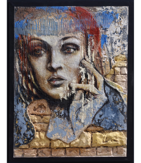 Œuvre de face, cette sculpture murale laisse apparaître un fragment de mur.