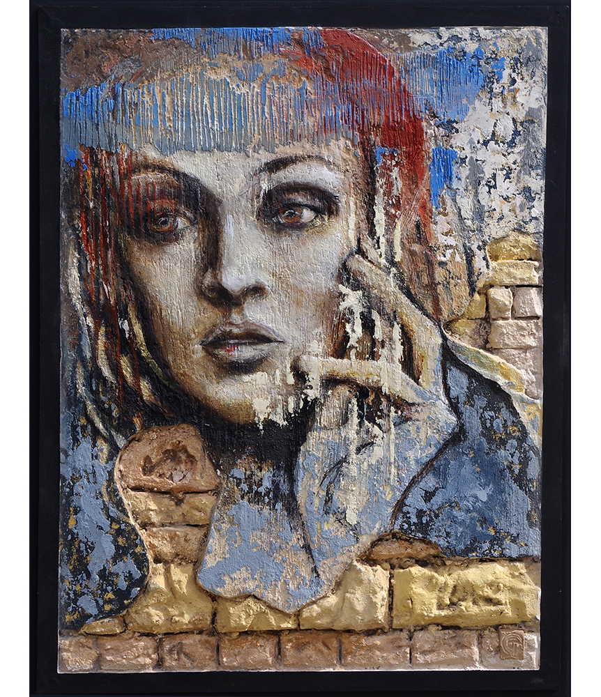 Œuvre de face, cette sculpture murale laisse apparaître un fragment de mur.