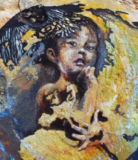 Détail de la peinture, un portrait d'enfant peint sur la sculpture.