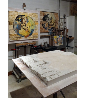 Présentation dans l'atelier de la sculpture en blanc avant l'intervention du peintre.