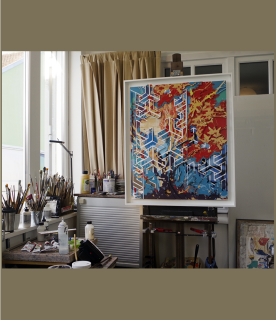 Présentation de l'œuvre dans l'atelier de l'artiste.